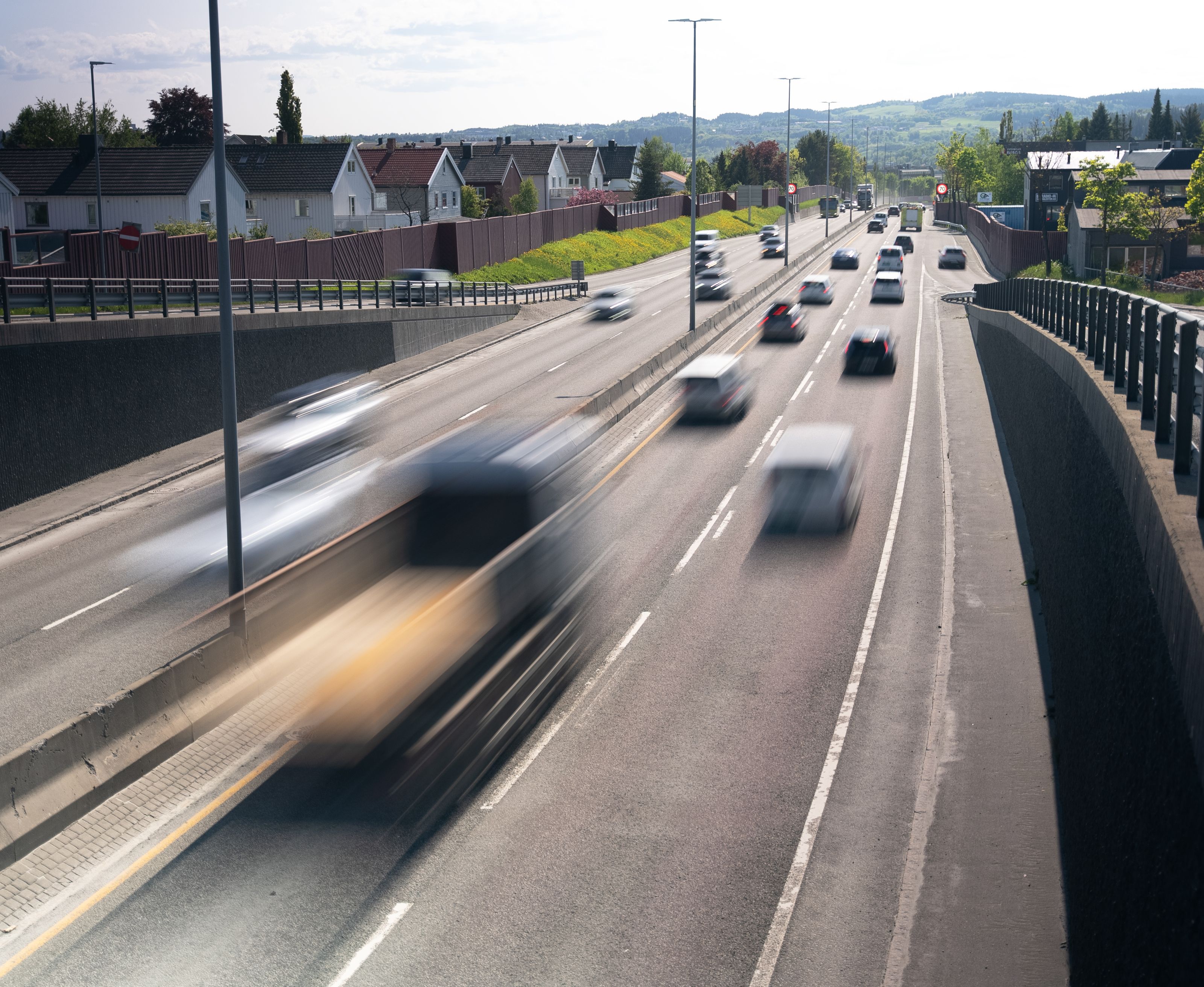 Biltrafikk på motorvei ved større norsk by