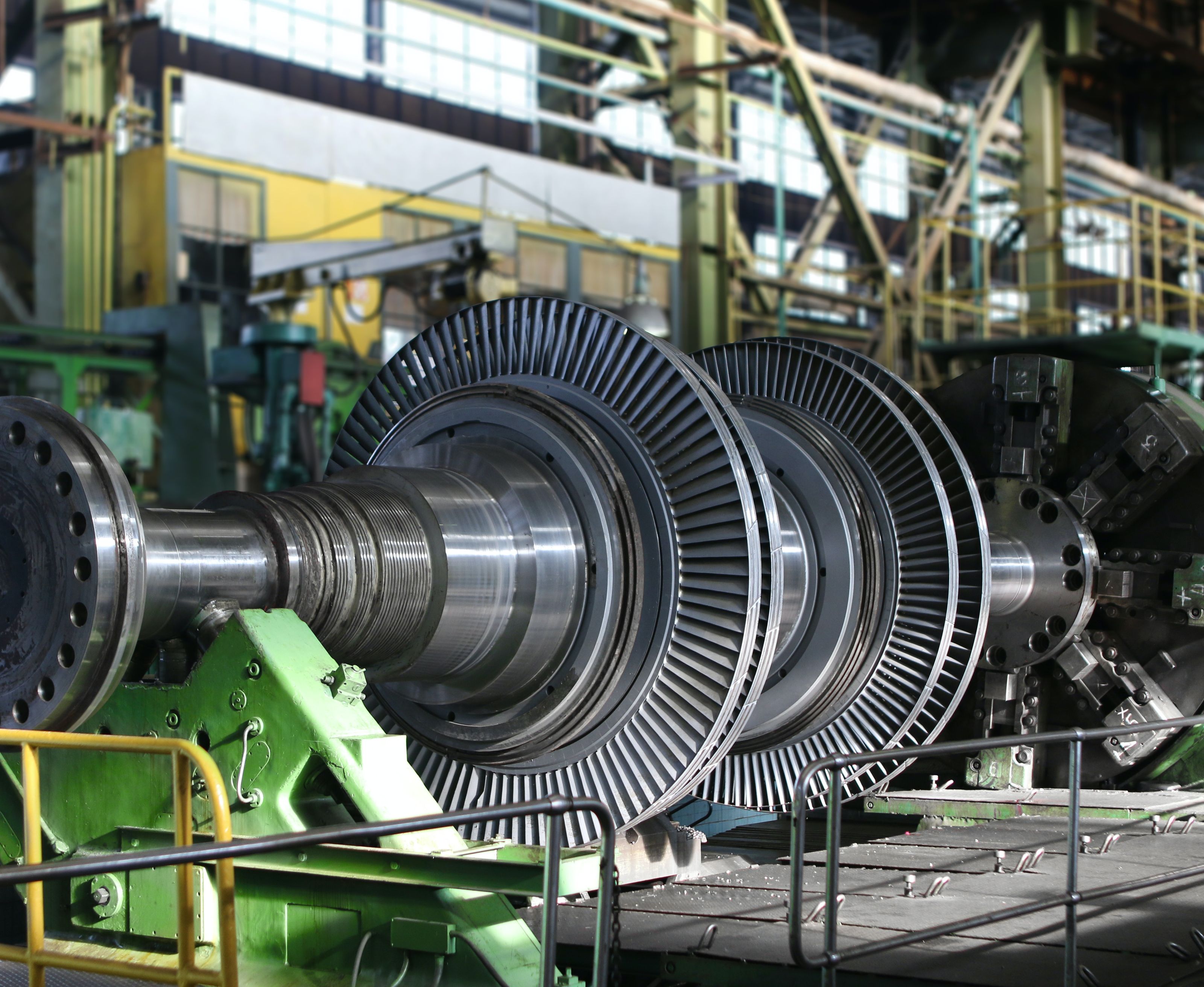 En svær metallturbin inne i fabrikk