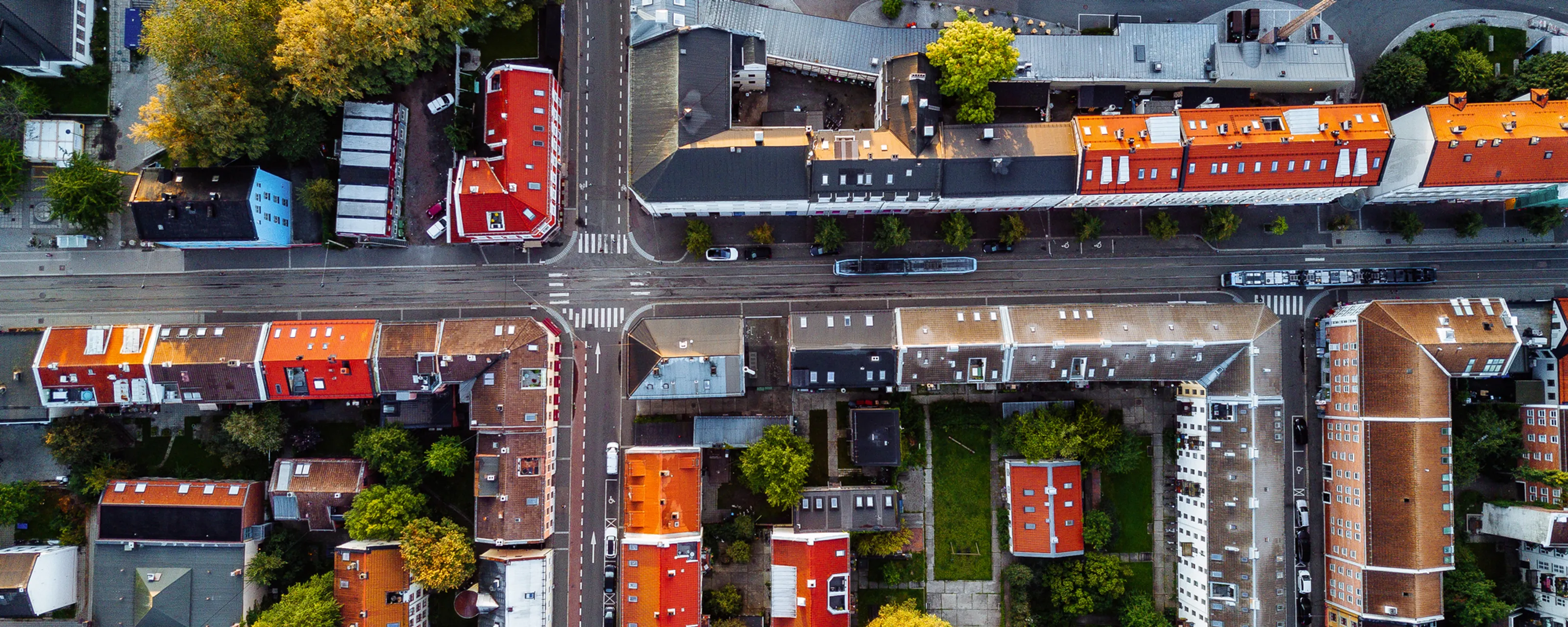 Dronebilde oversikt over flere kvartal med boliger