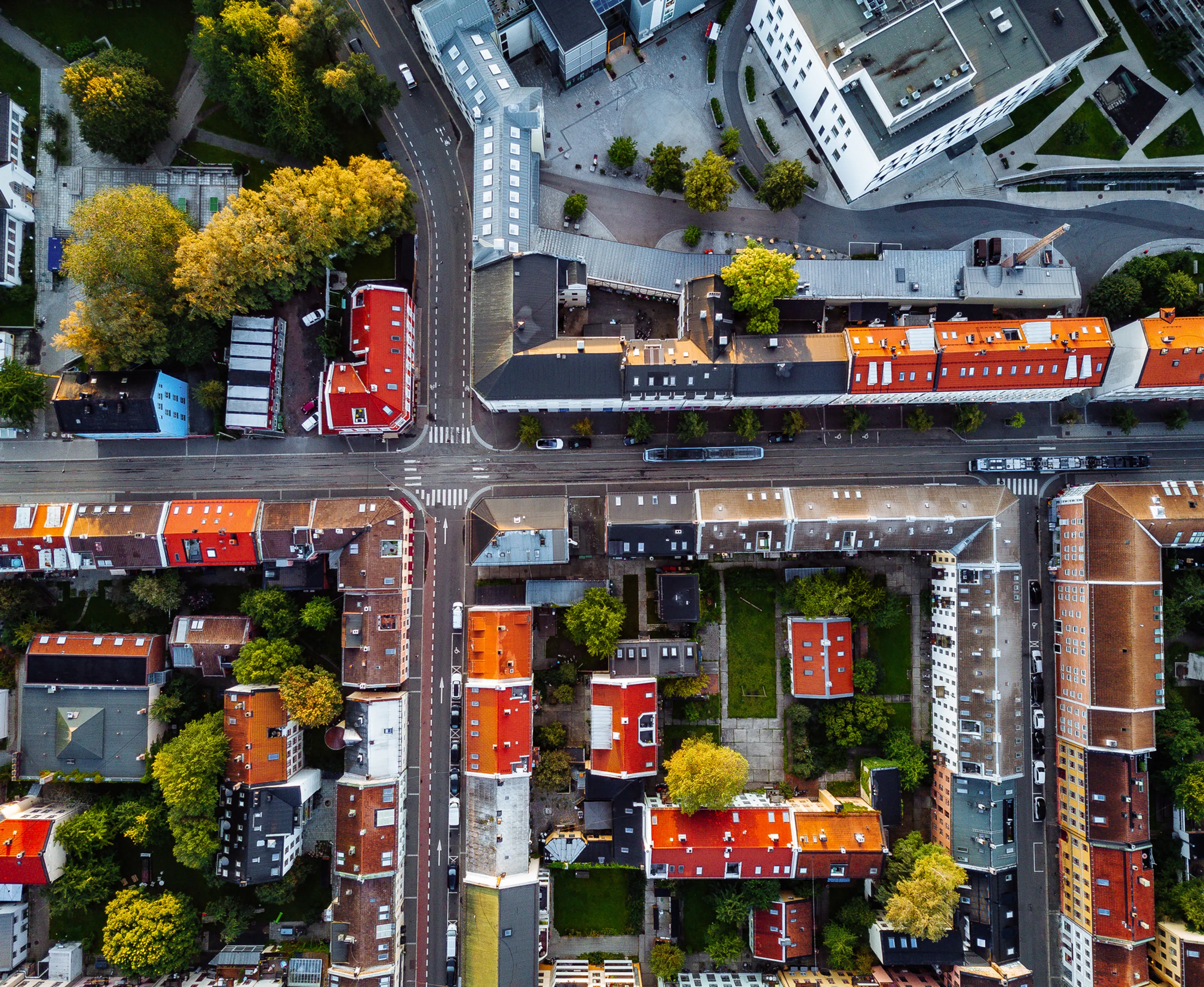 Dronebilde oversikt over flere kvartal med boliger
