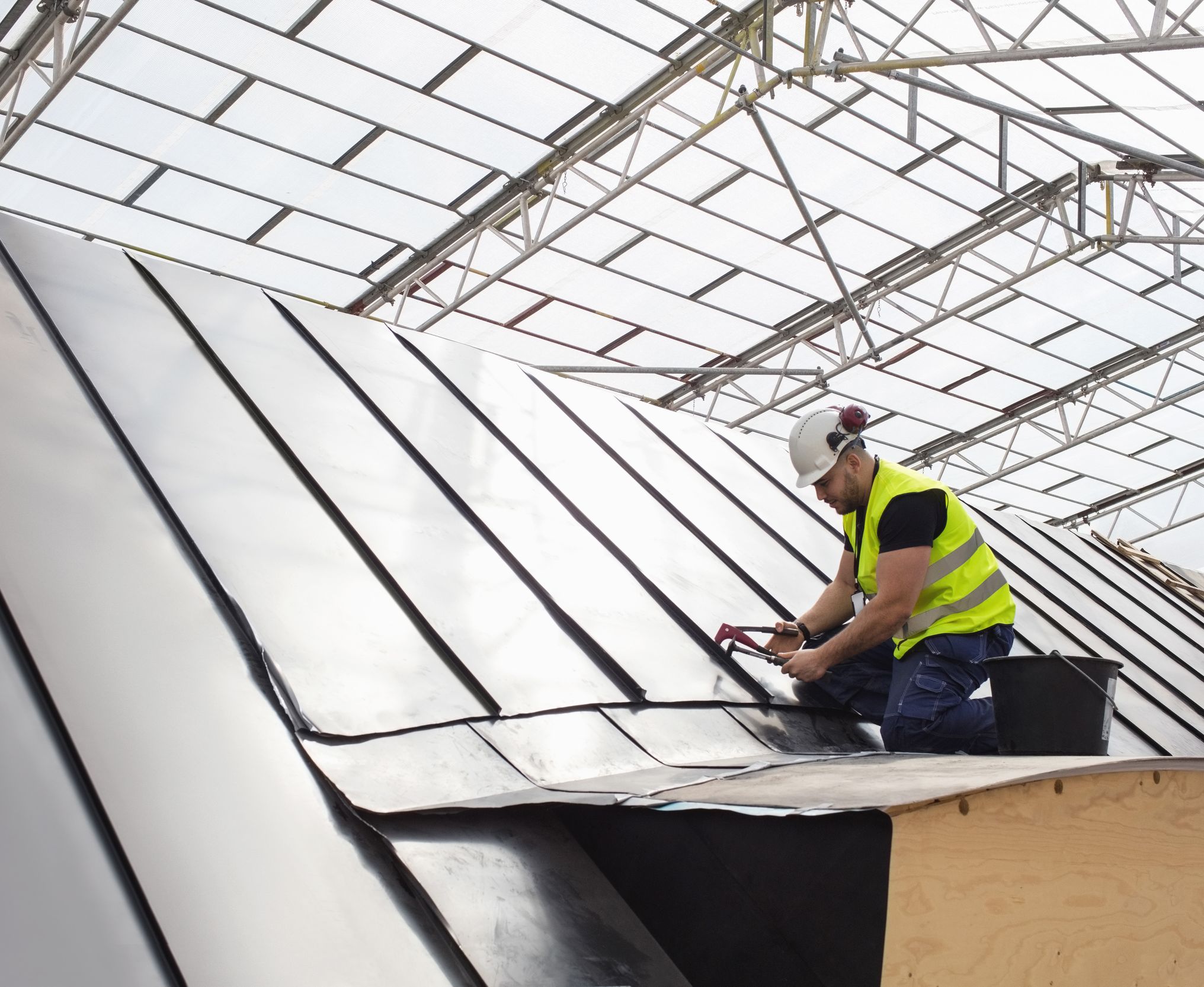 Bygningsarbeider monterer takplater