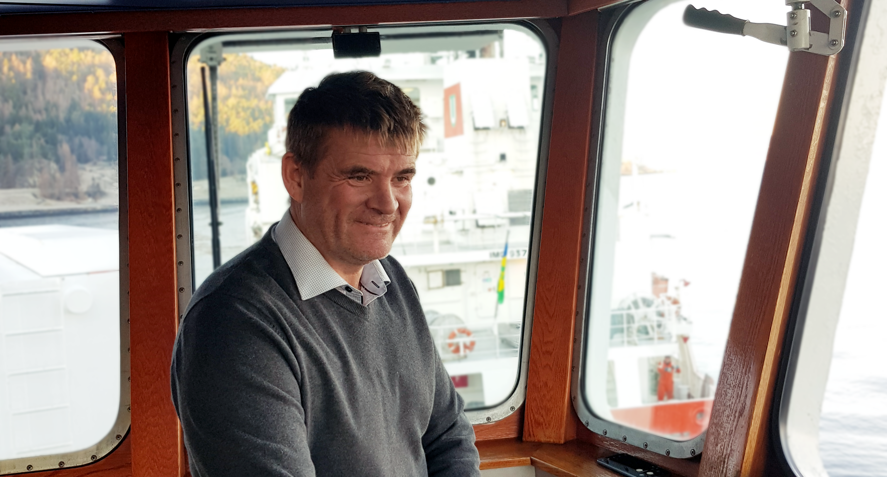 Ivar Christian Ulvan på plass ved der det hele startet - i en fiskebåt av den tradisjonelle typen