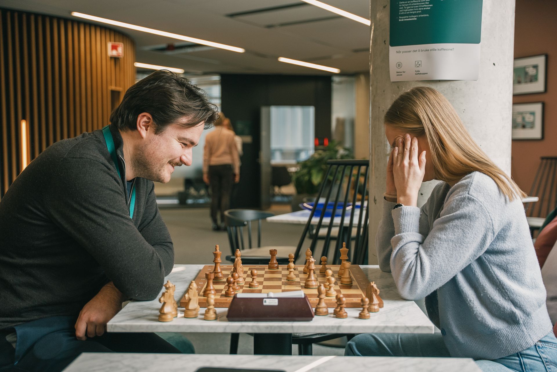 Sjakkparti mellom to Enovamedarbeidere.