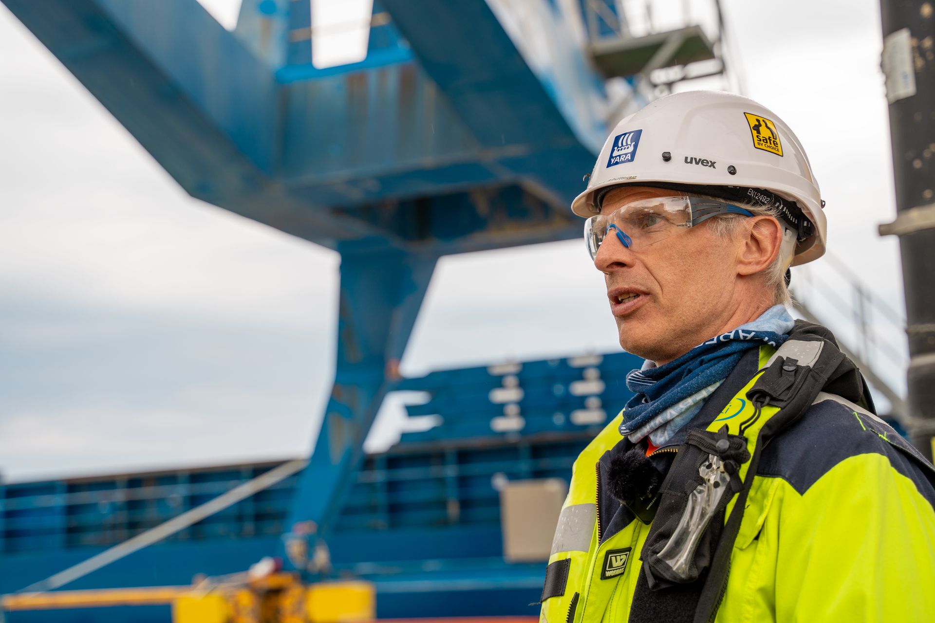 Mann ombord på elektrisk autonom selvkjørende helelektrisk container konteiner skip.