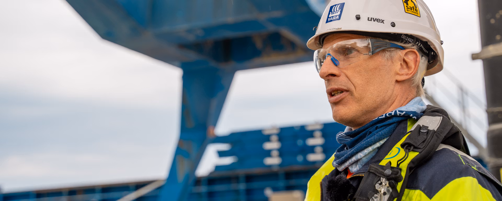 Mann ombord på elektrisk autonom selvkjørende helelektrisk container konteiner skip.