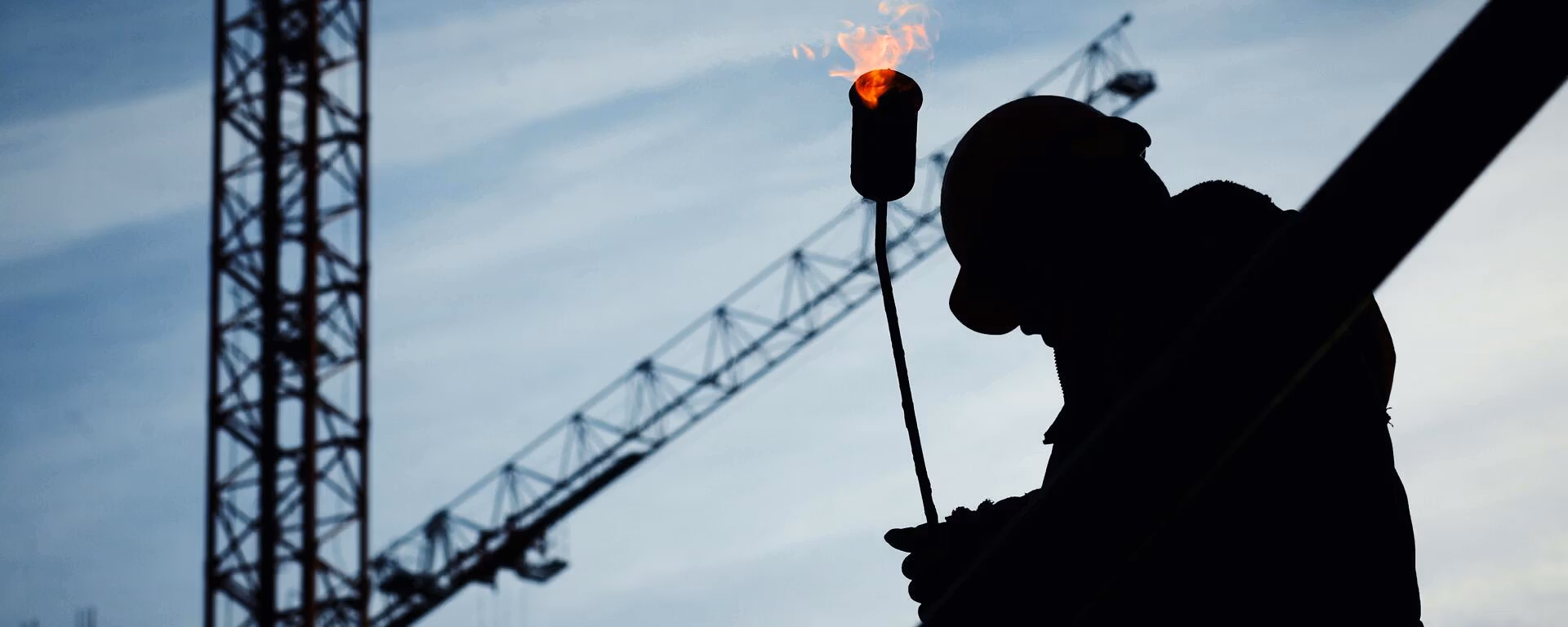 Energisystemet med arbeidende mann i forgrunn.