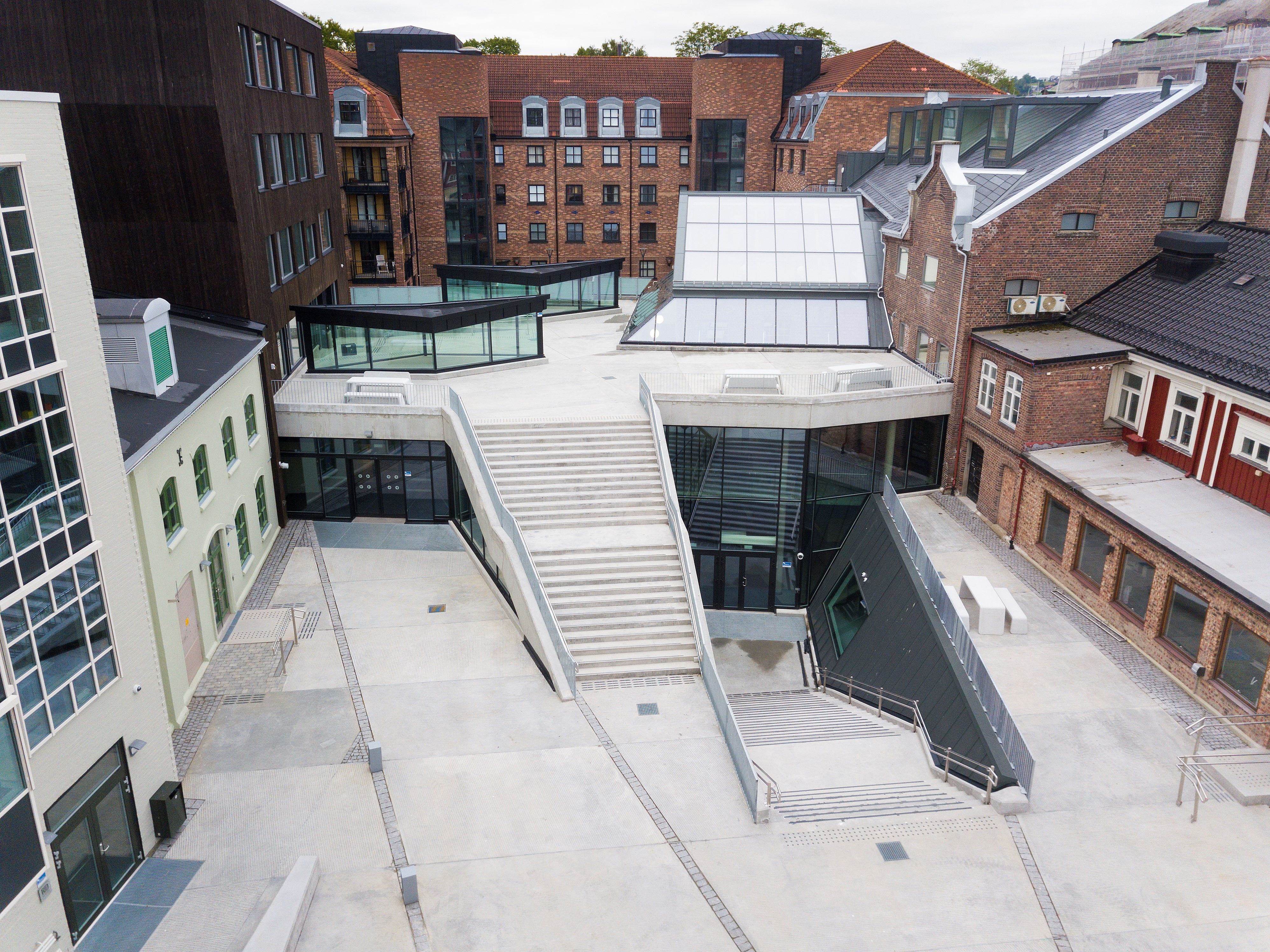 Lysholmbygget bakgård