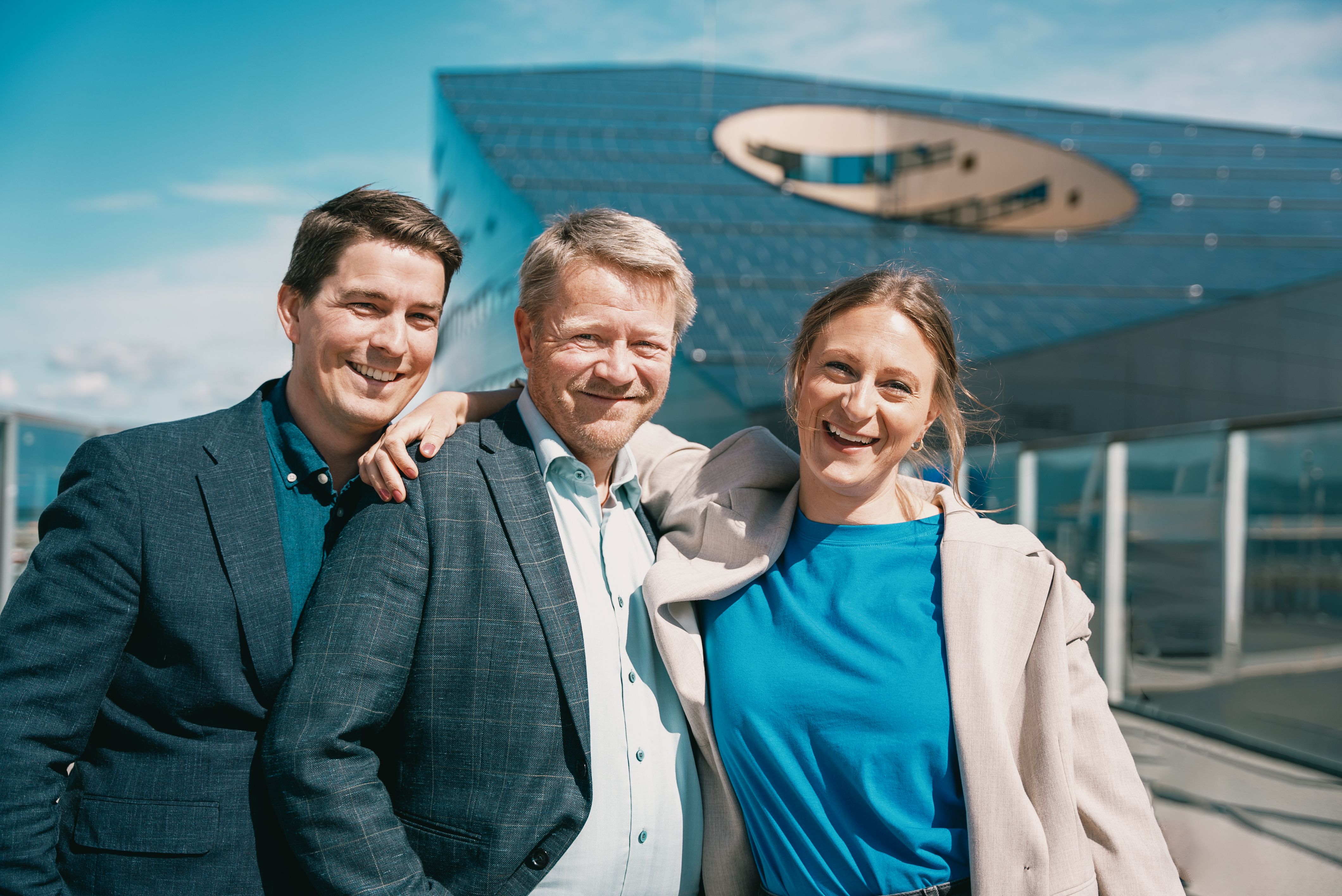 Blide ansatte i Enova sitter i møte på kontoret vårt