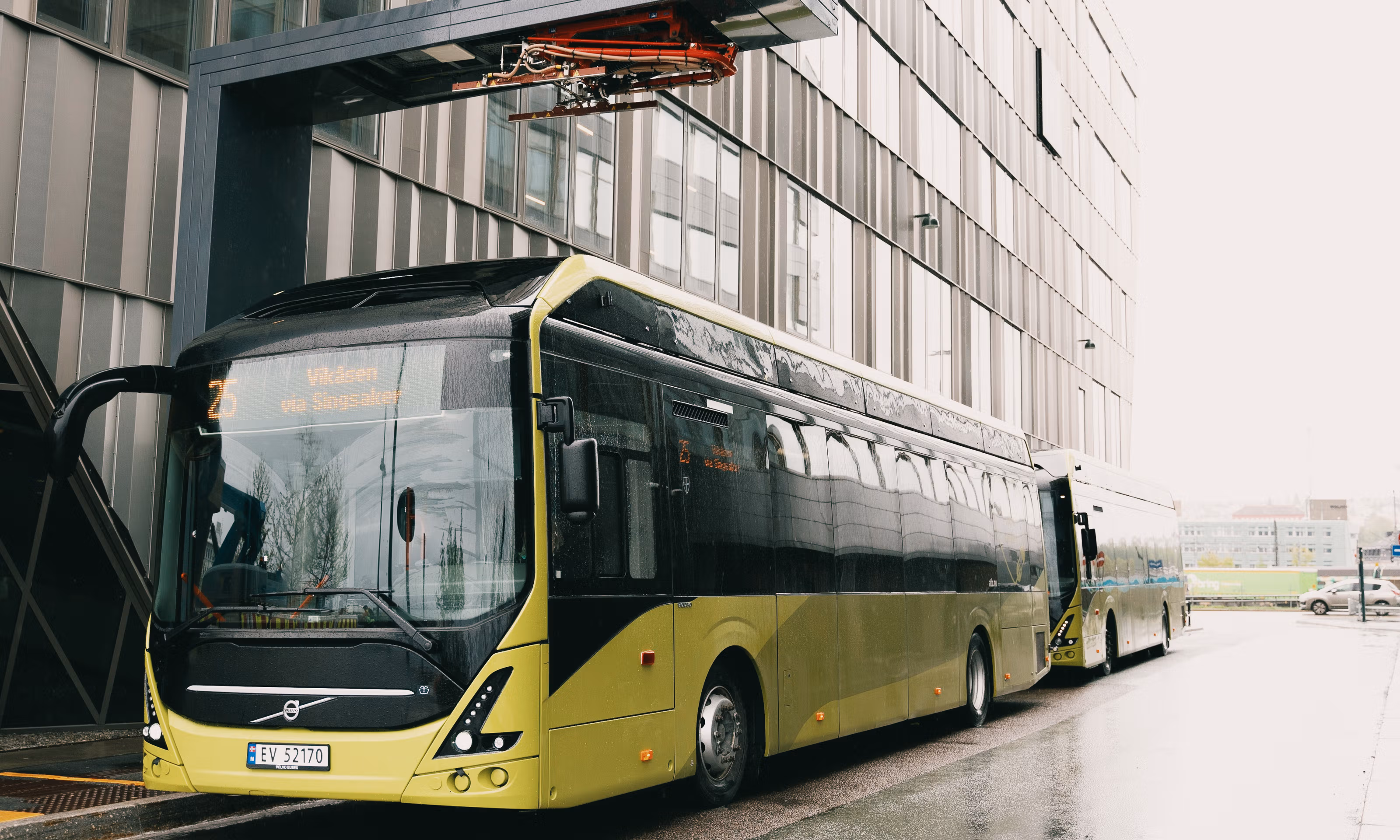 Lading av buss på Brattørkaia i Trondheim.