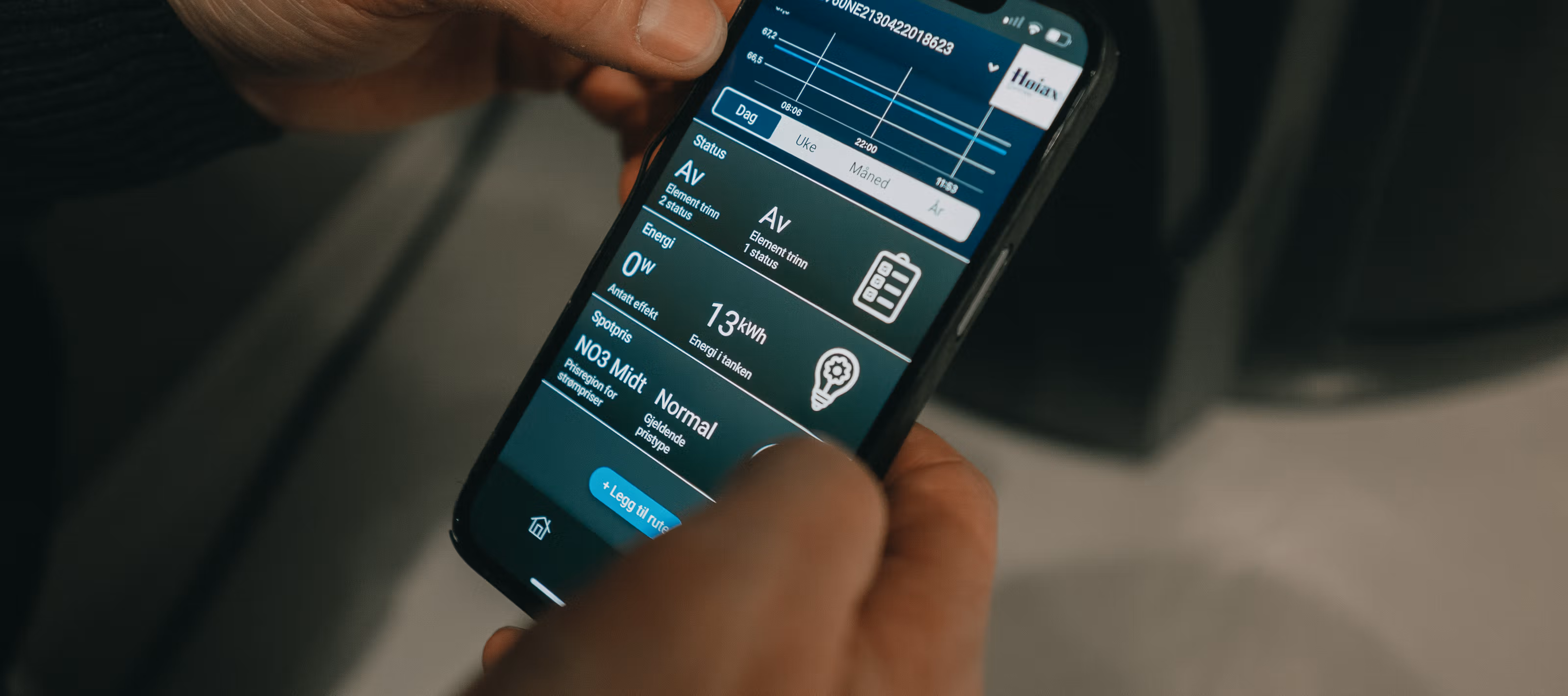 Nærbilde av hender som holder mobilen som viser strømforbruk og smart strømstyring.