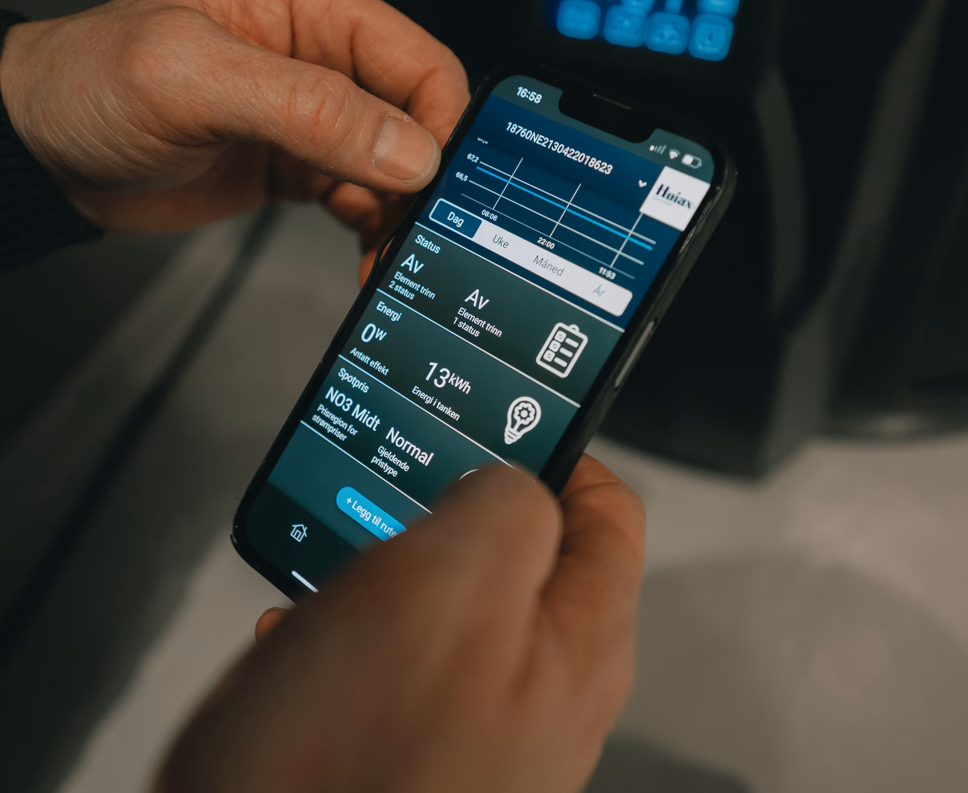 Nærbilde av hender som holder mobilen som viser strømforbruk.