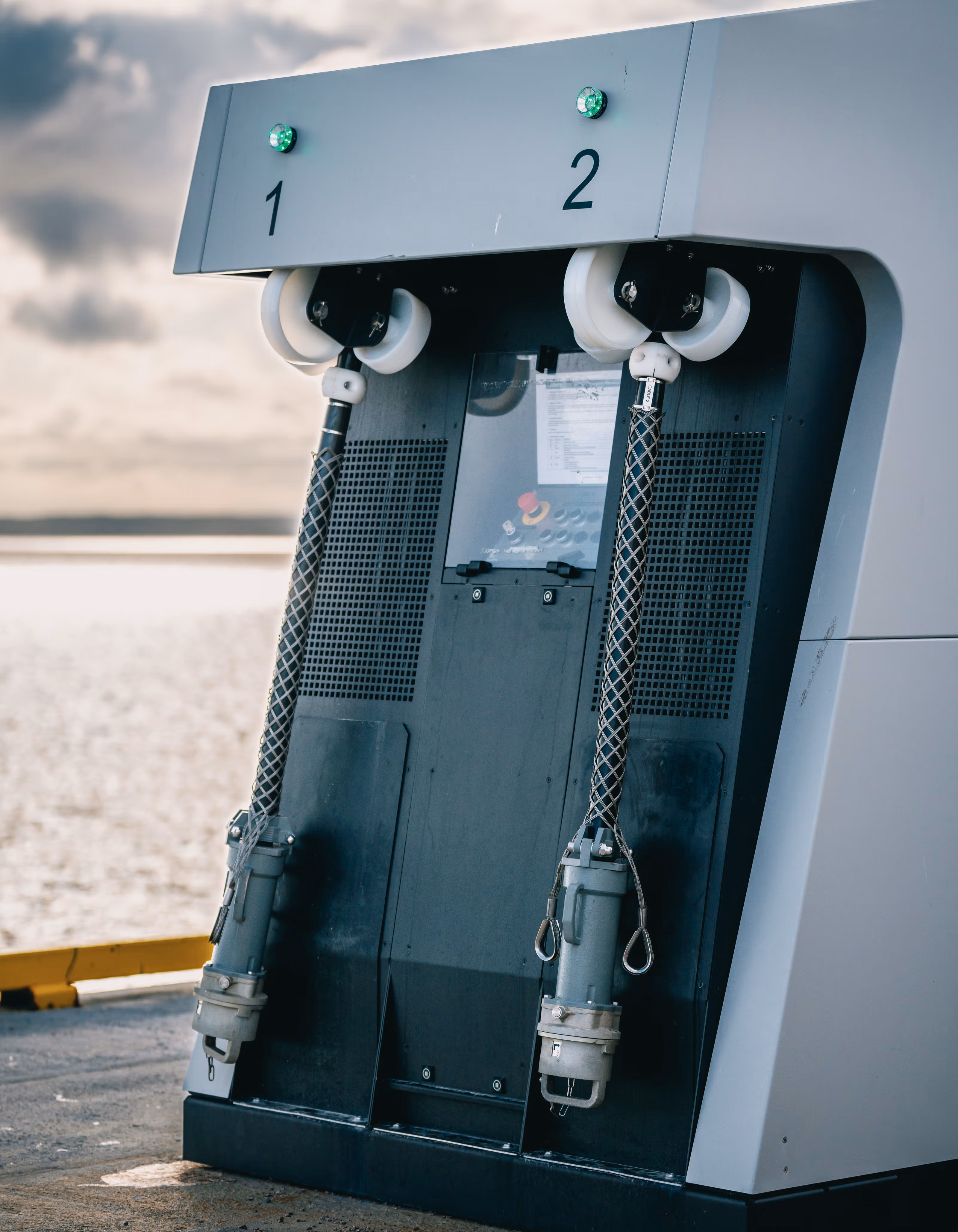 Nærbilde av landstrømanlegg på Frøya i Trøndelag.