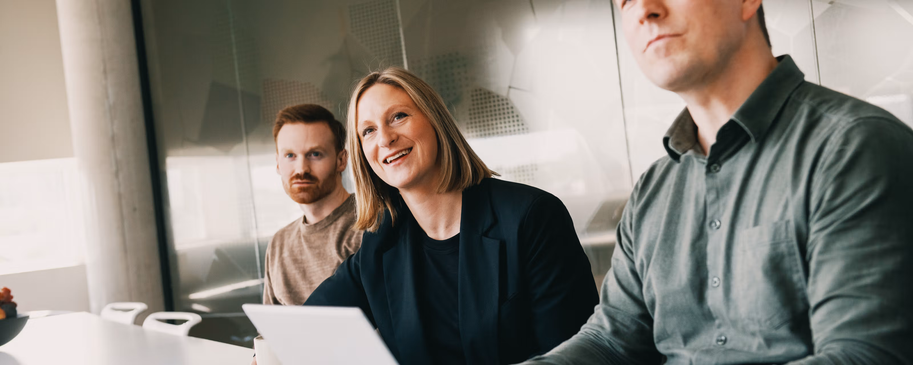 Oppmerksomme medarbeidere i møterom