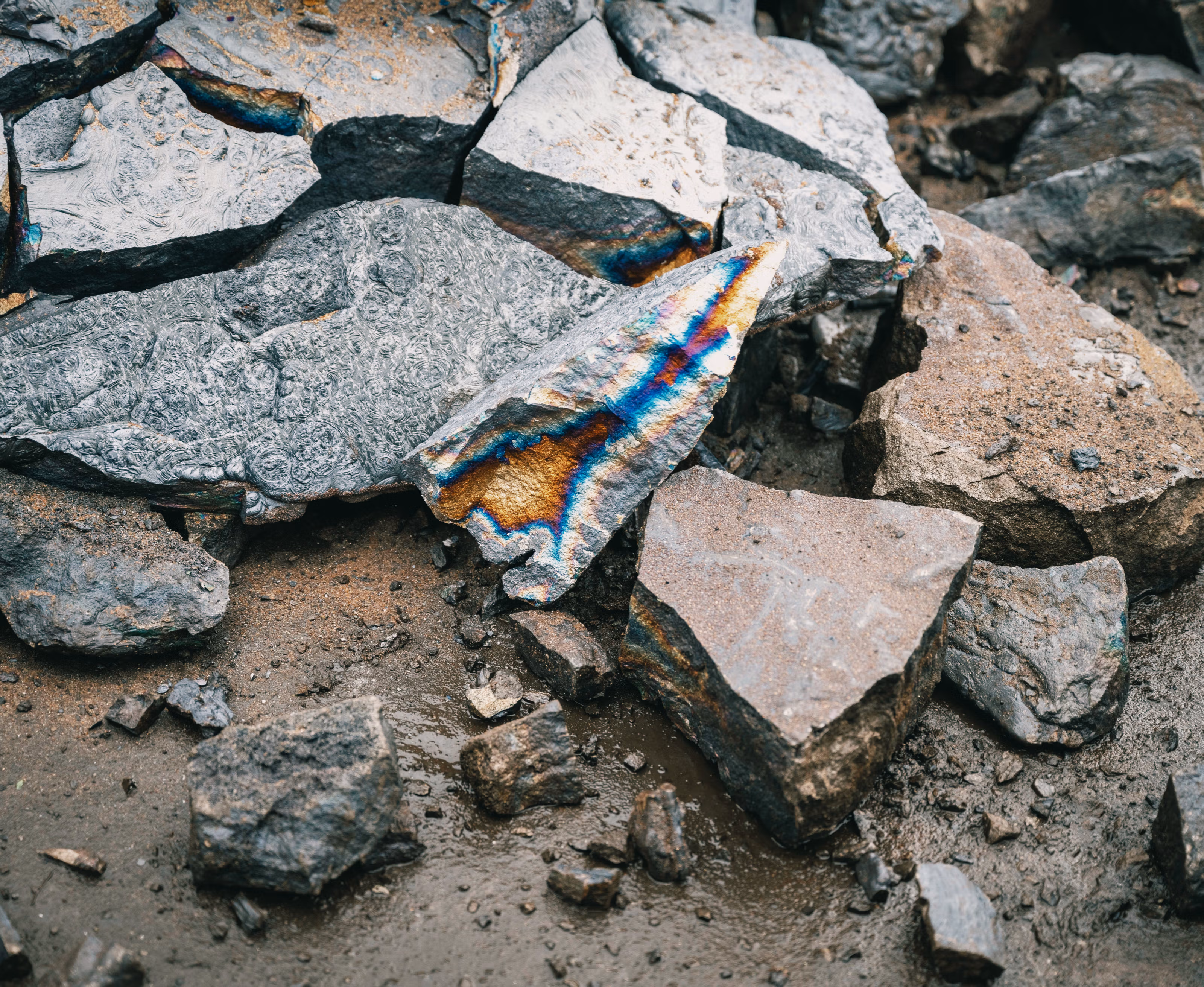 Mangan ligger til avkjøling ute ved Eramets smelteverk i Sauda.