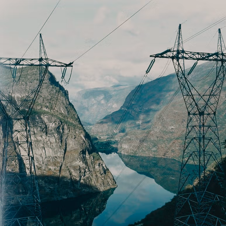 Kraftlinjer i vakker norsk vestlandsk natur med fjord og fjell.