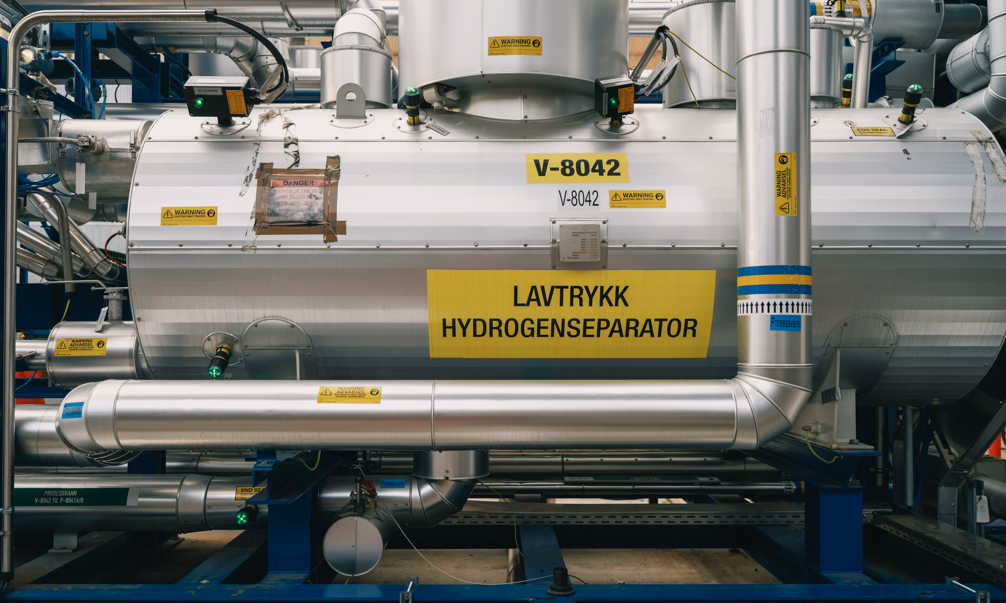En hydrogenseparator på Herøya som er koblet til ulike rør.