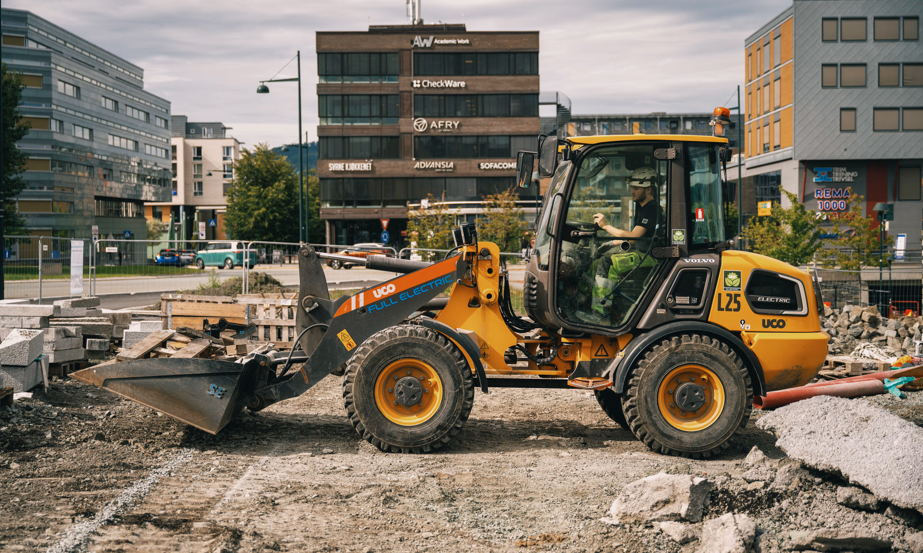 En mann sitter i en elektrisk anleggsmaskin på byggeplass i Innherredsveien i Trondheim.