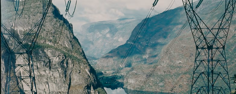 Kraftlinje over fjord på Vestlandet i Norge