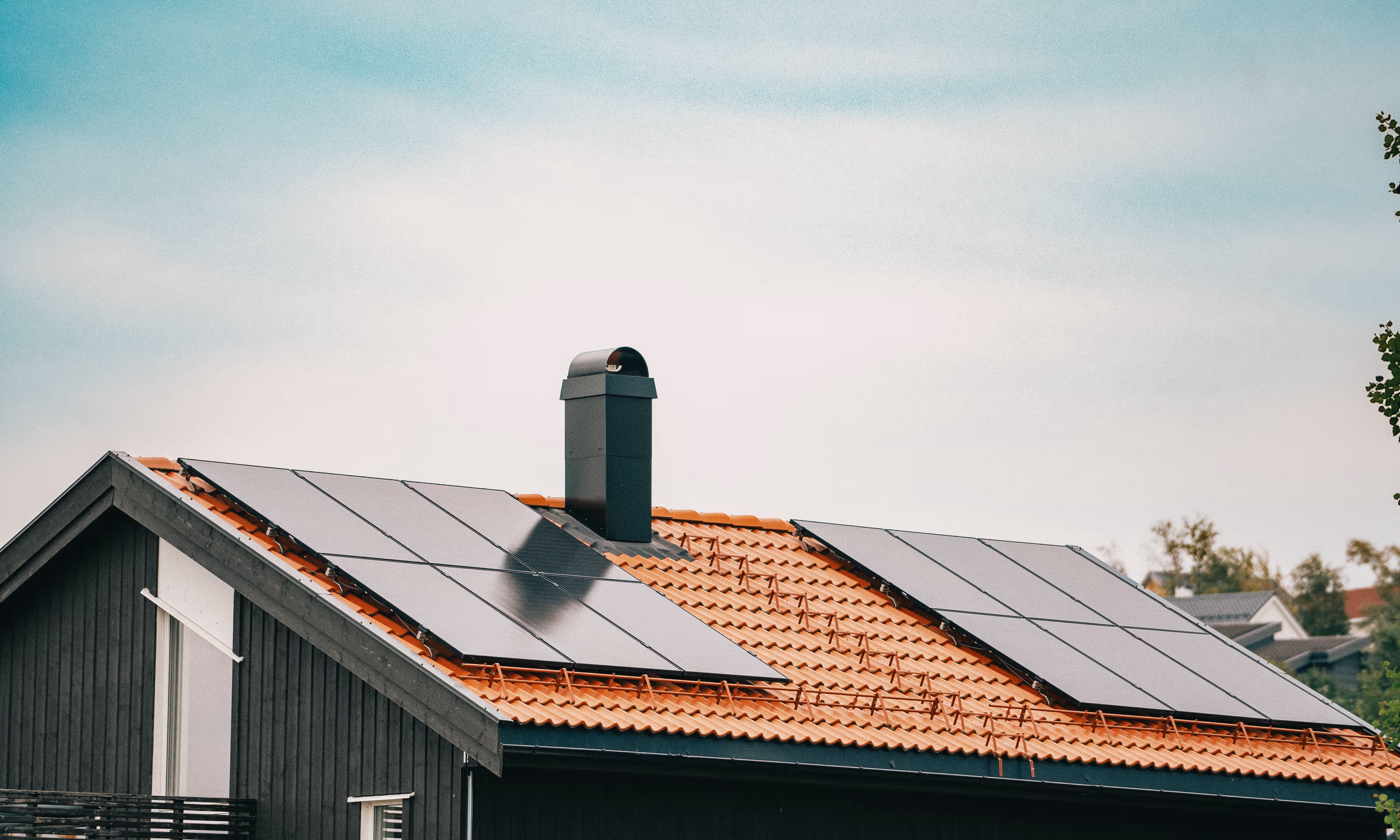 Et hus med solceller på taket.