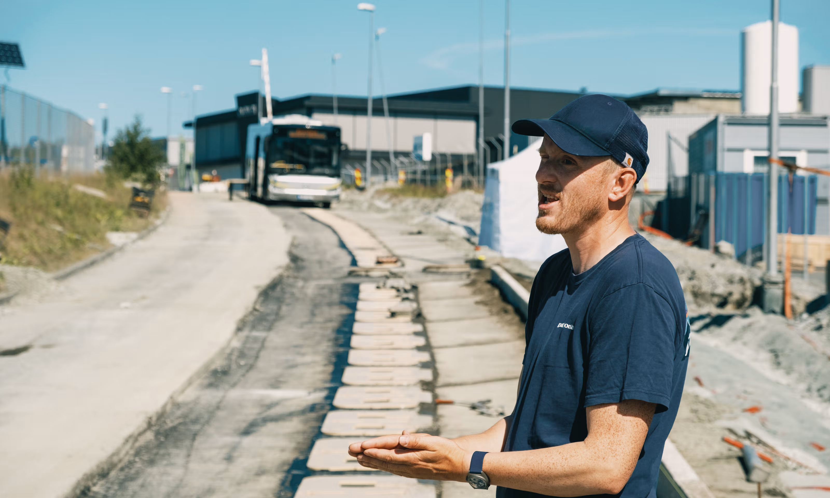 En mann står med caps idet han snakker om AtB elektriske veier-prosjektet.