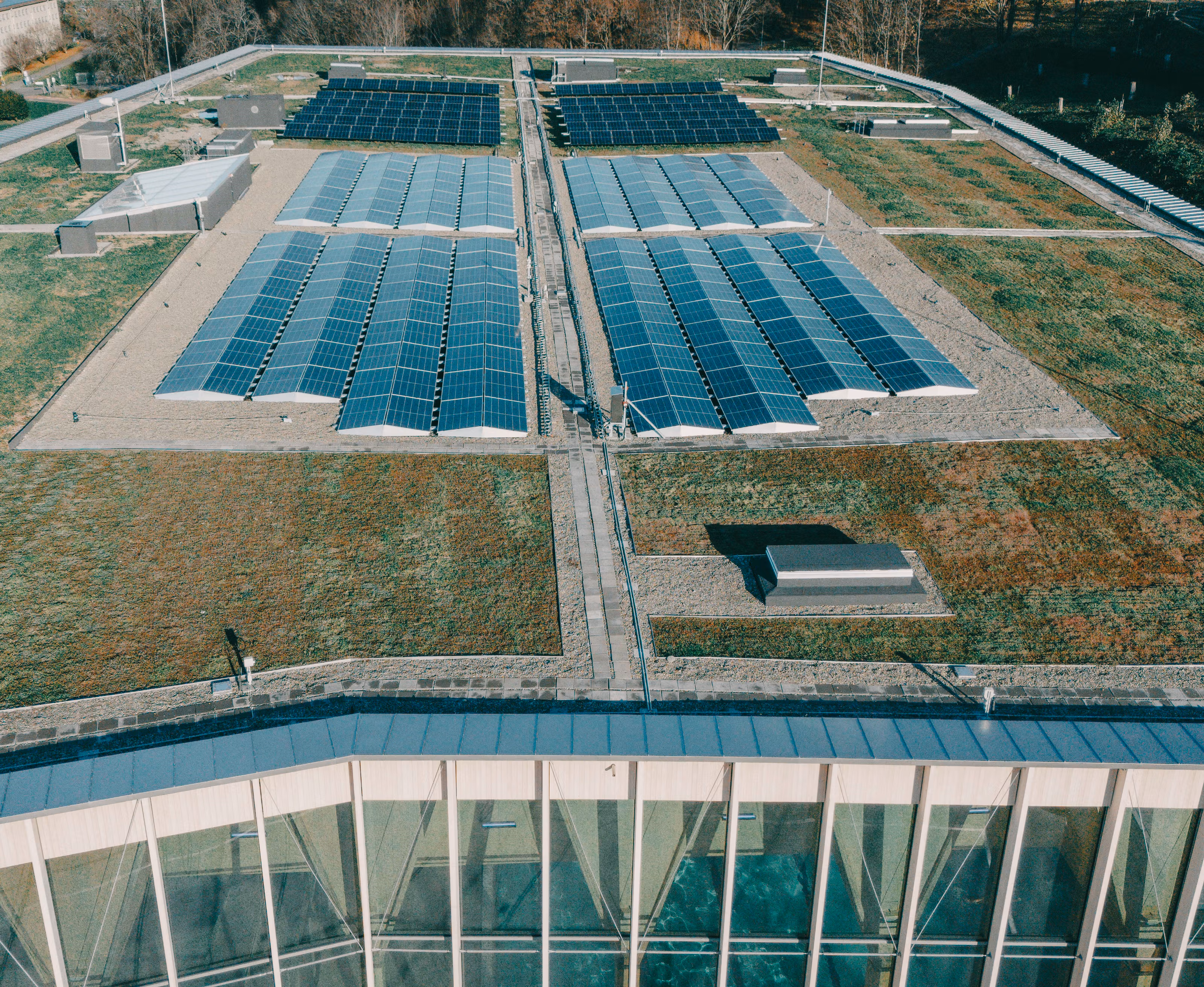 Taket på det nye Tøyenbadet har solceller.