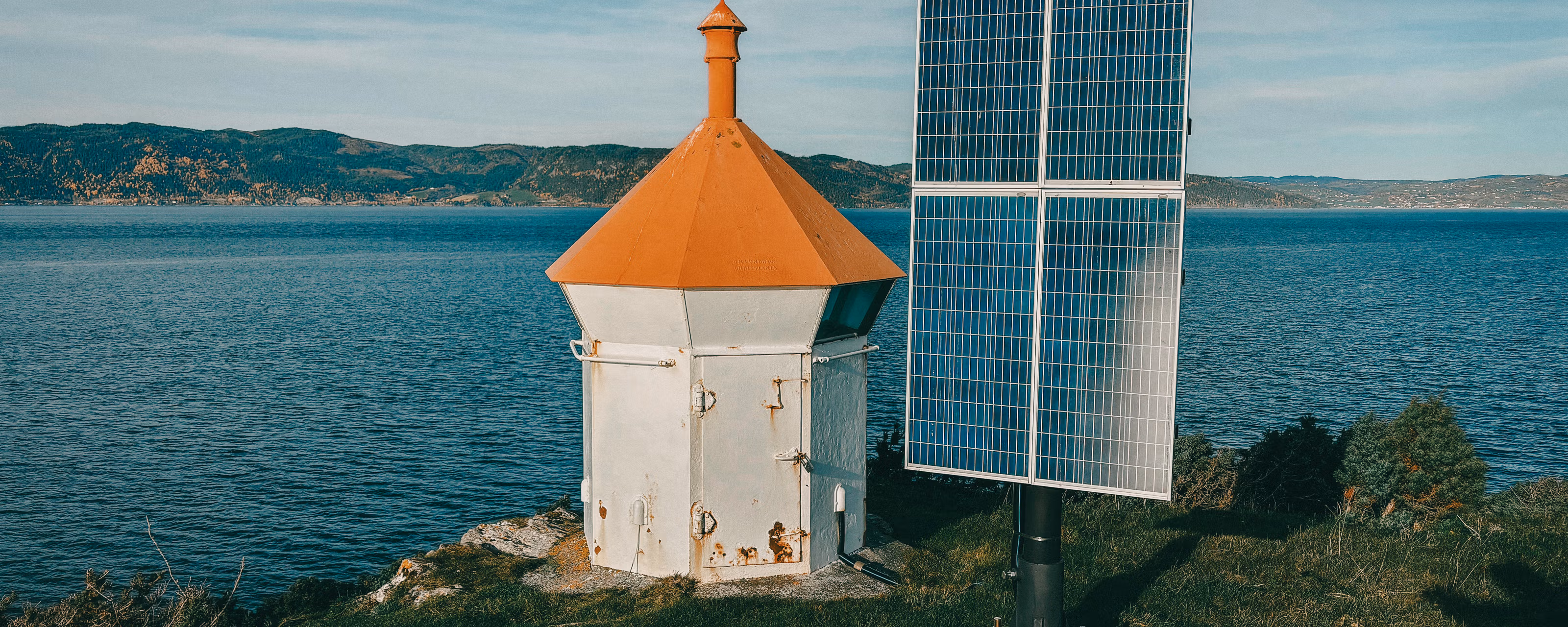 Kraftlinjer i kjølig soloppgang en grytidlig morgen