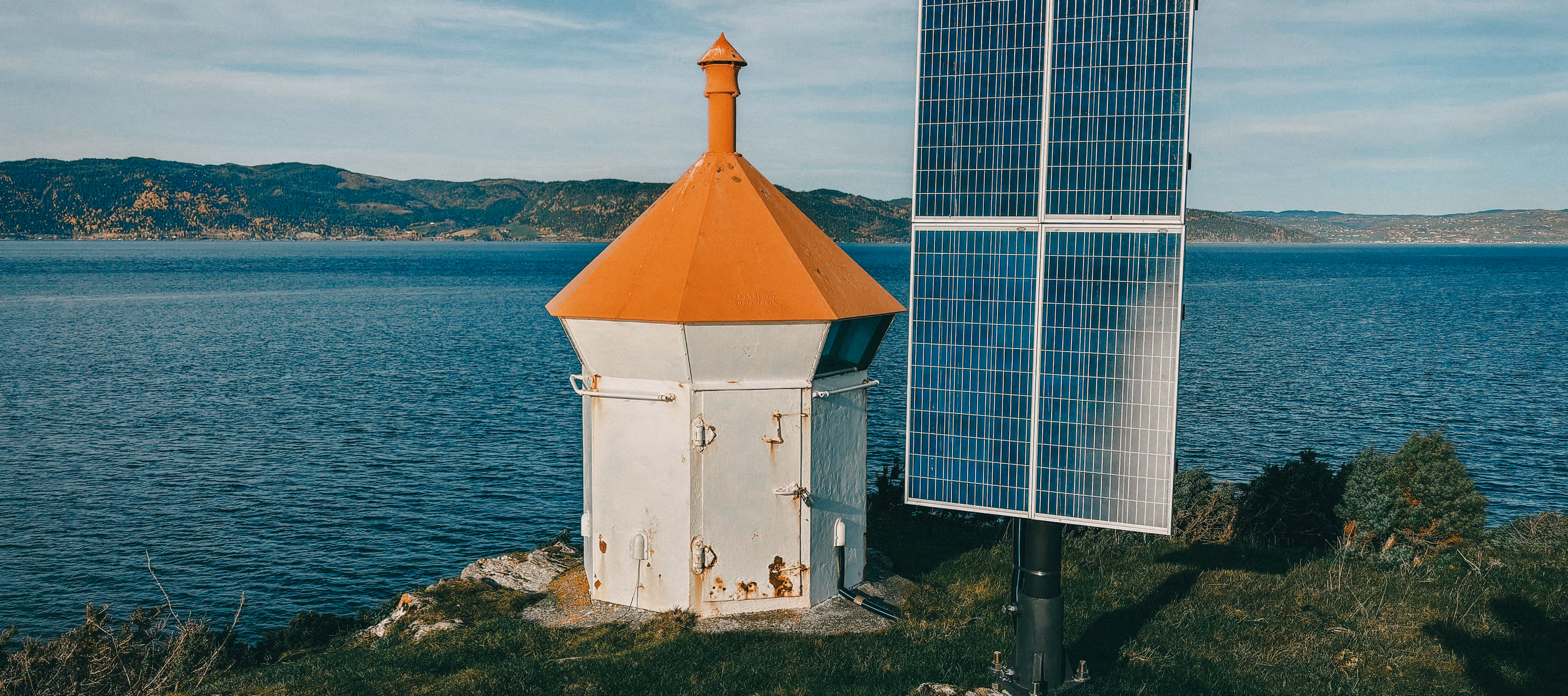 Solcellepanel som gir fyrlykt på øya Tautra i Trøndelag energi til å lyse.