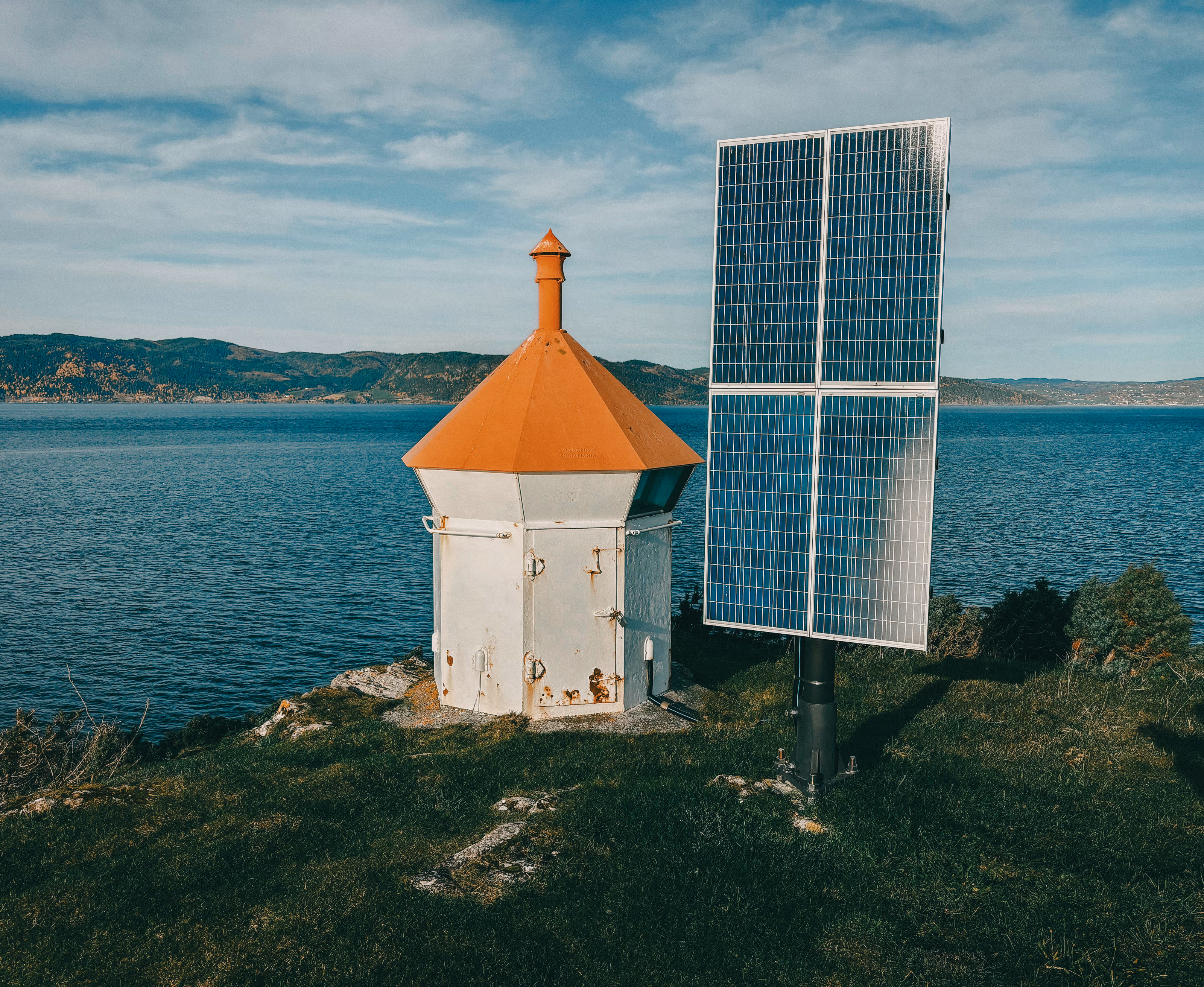 Kraftlinjer i kjølig soloppgang en grytidlig morgen