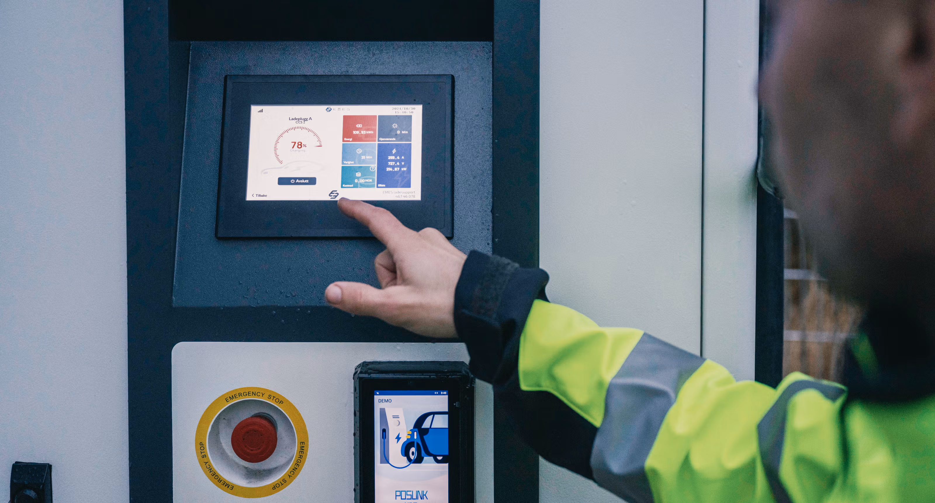 Nærbilde av en mann som trykker på ladestasjonen for å finne ut hvor mye som gjenstår av ladetiden.