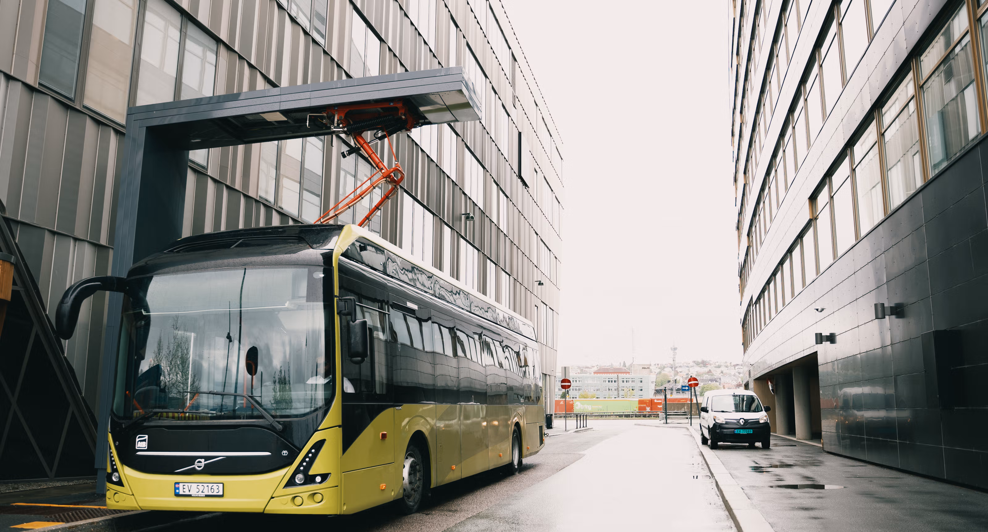 En elektrisk buss lades på Brattørkaia i Trondheim.