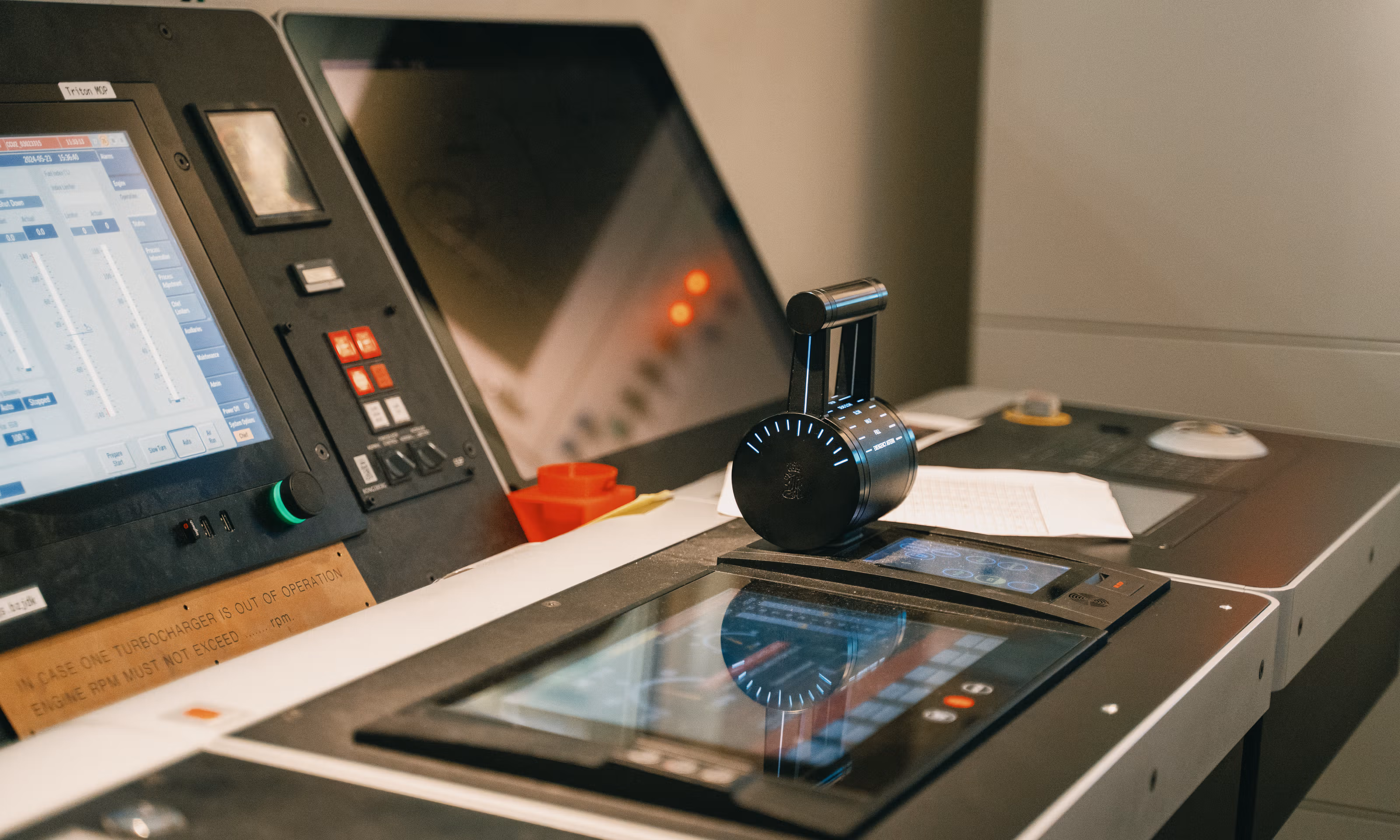 Kontrollrom med dataskjermer på innsiden av et fartøy.