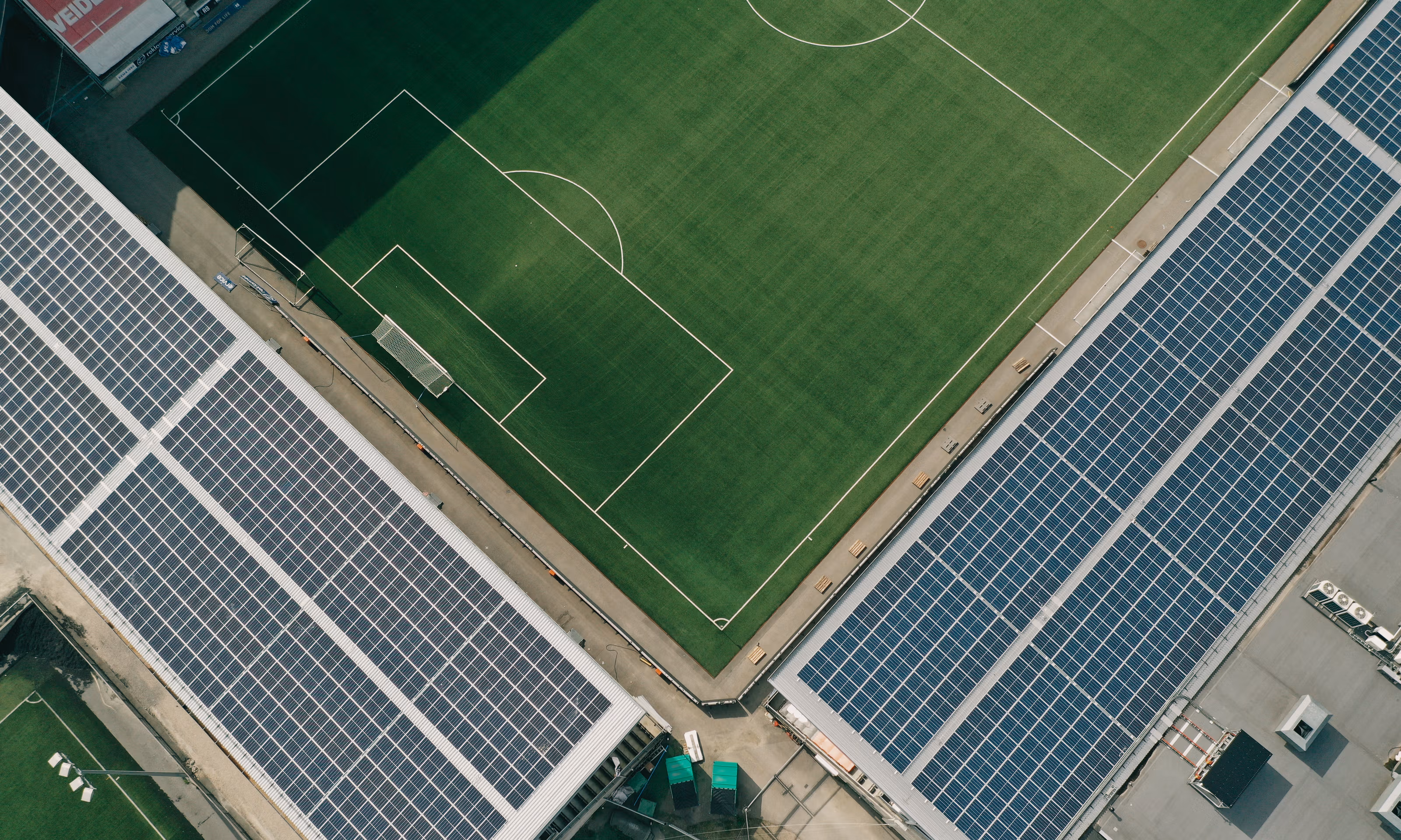 Skagerak arena sett ovenfra, der solceller kan ses på taket av tribuneanlegget til fotballbanen.