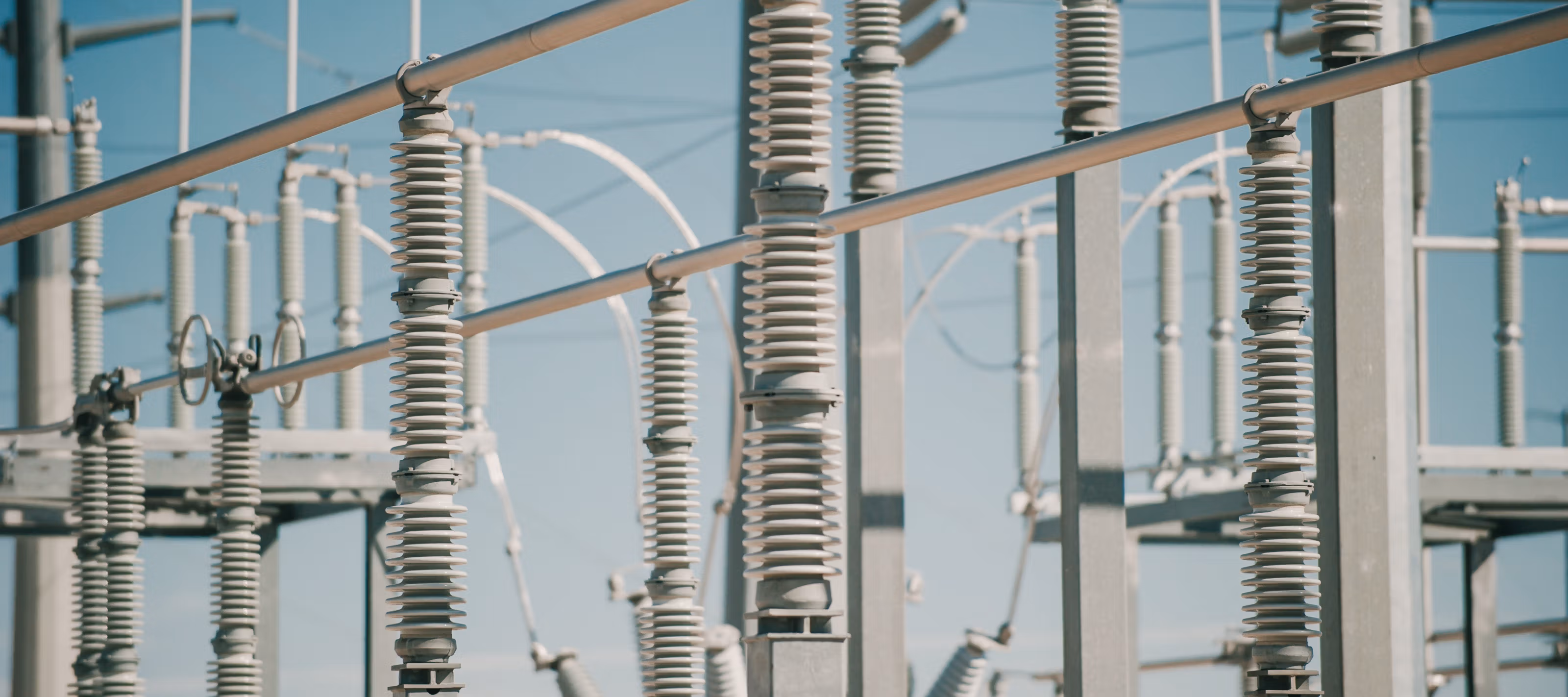 Telelinsebilde av kraftstasjon, der en ser kun deler av det.