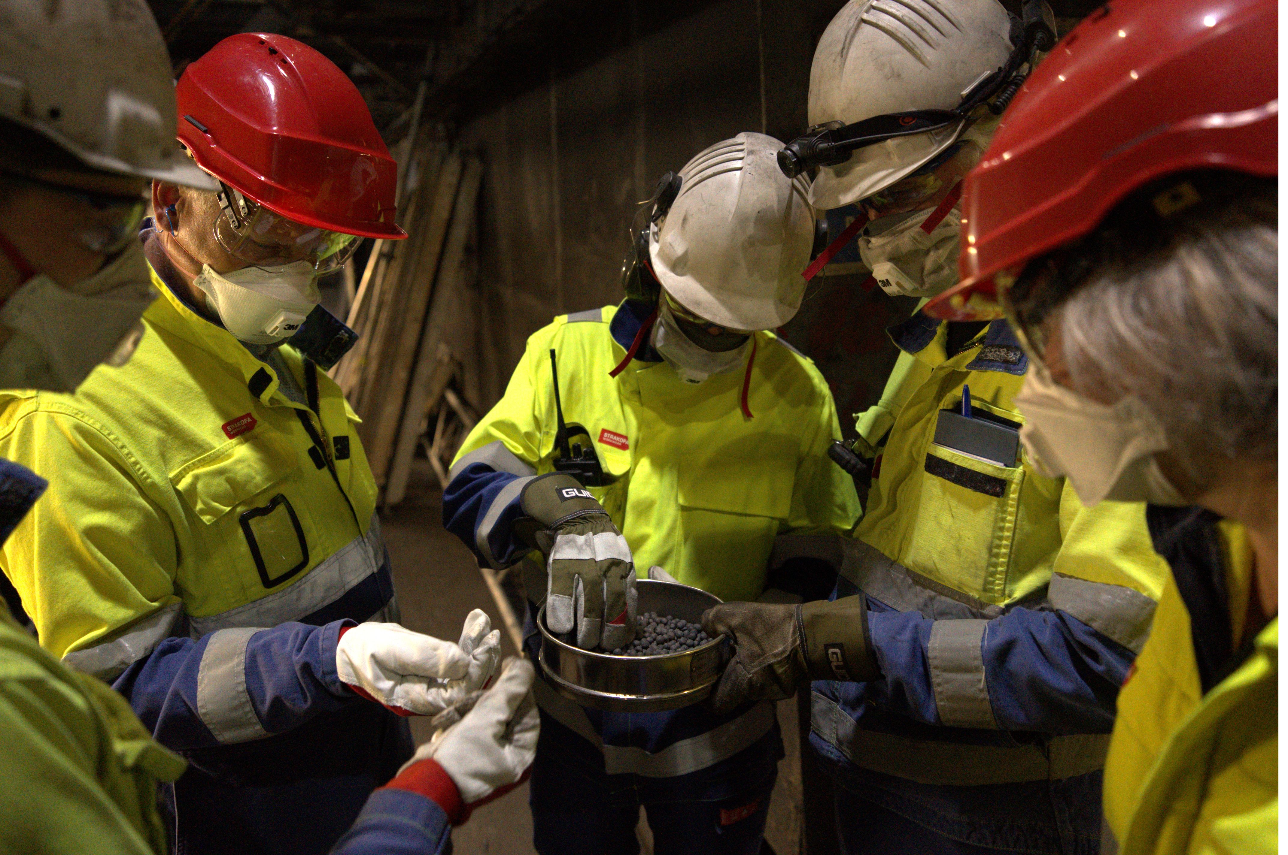 Arbeidere i beskyttelesdrakter på Rafnes industripark i Telemark.