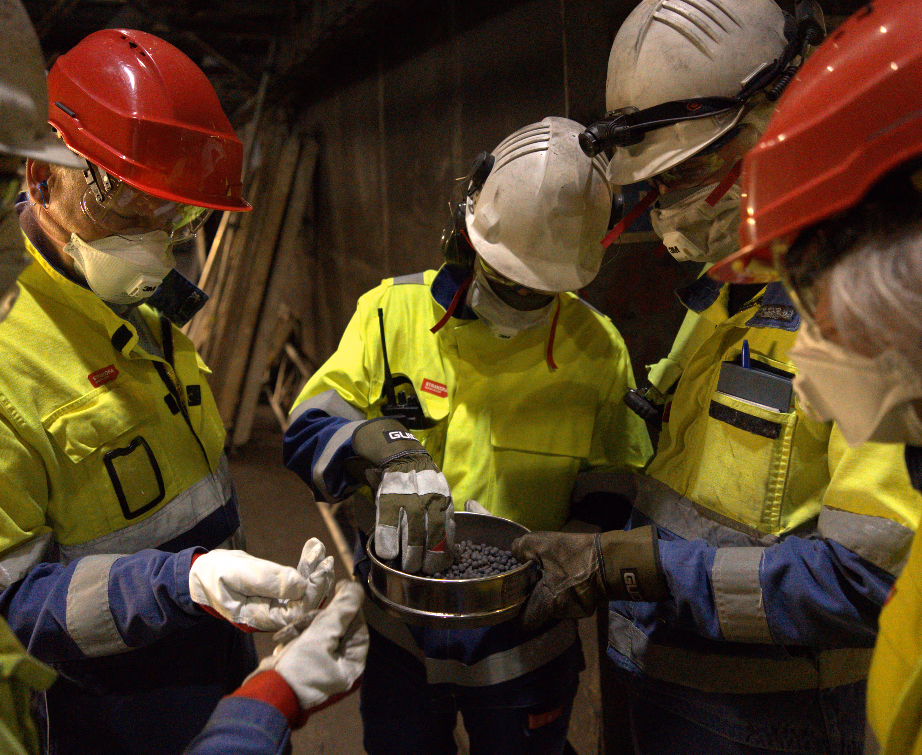 Arbeidere i beskyttelesdrakter på Rafnes industripark i Telemark.