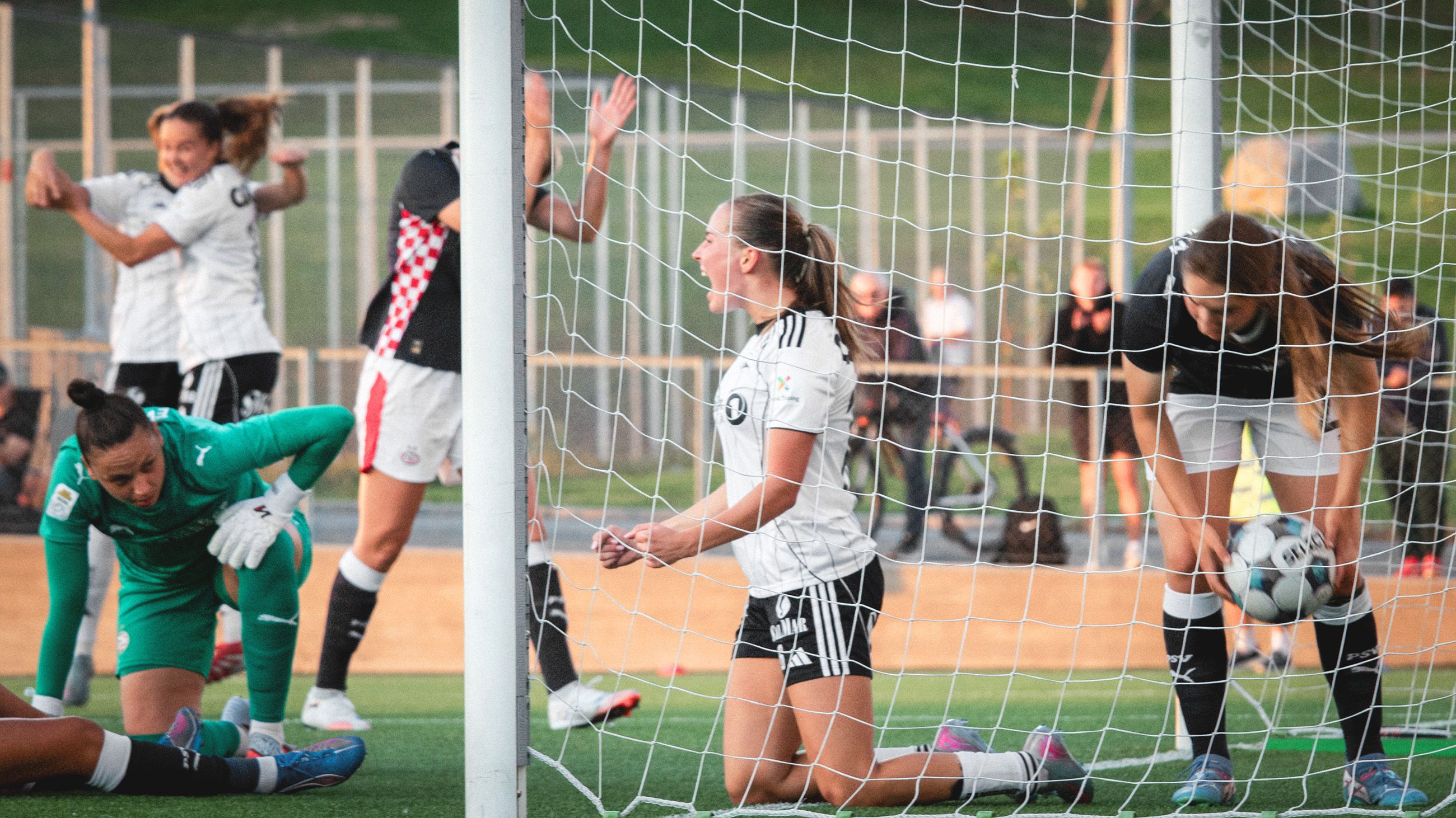 Rosenborg vinner 3–0 hjemme over PSV Eindhoven.