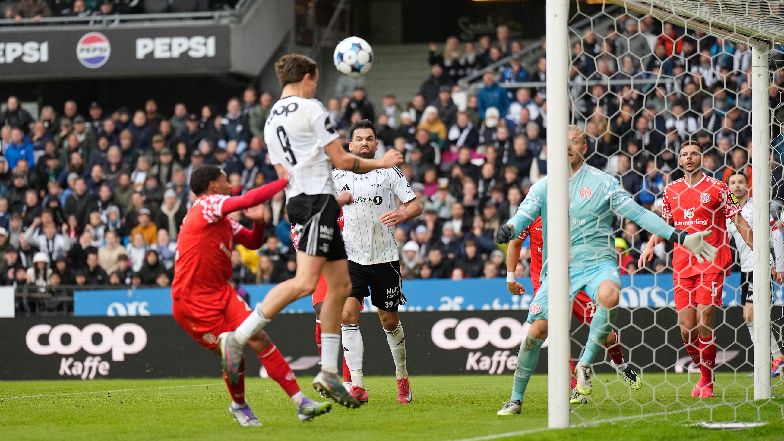 Ole Sæter header inn 2-1-scoringen under Conference League - play-off mellom Rosenborg og Mainz.